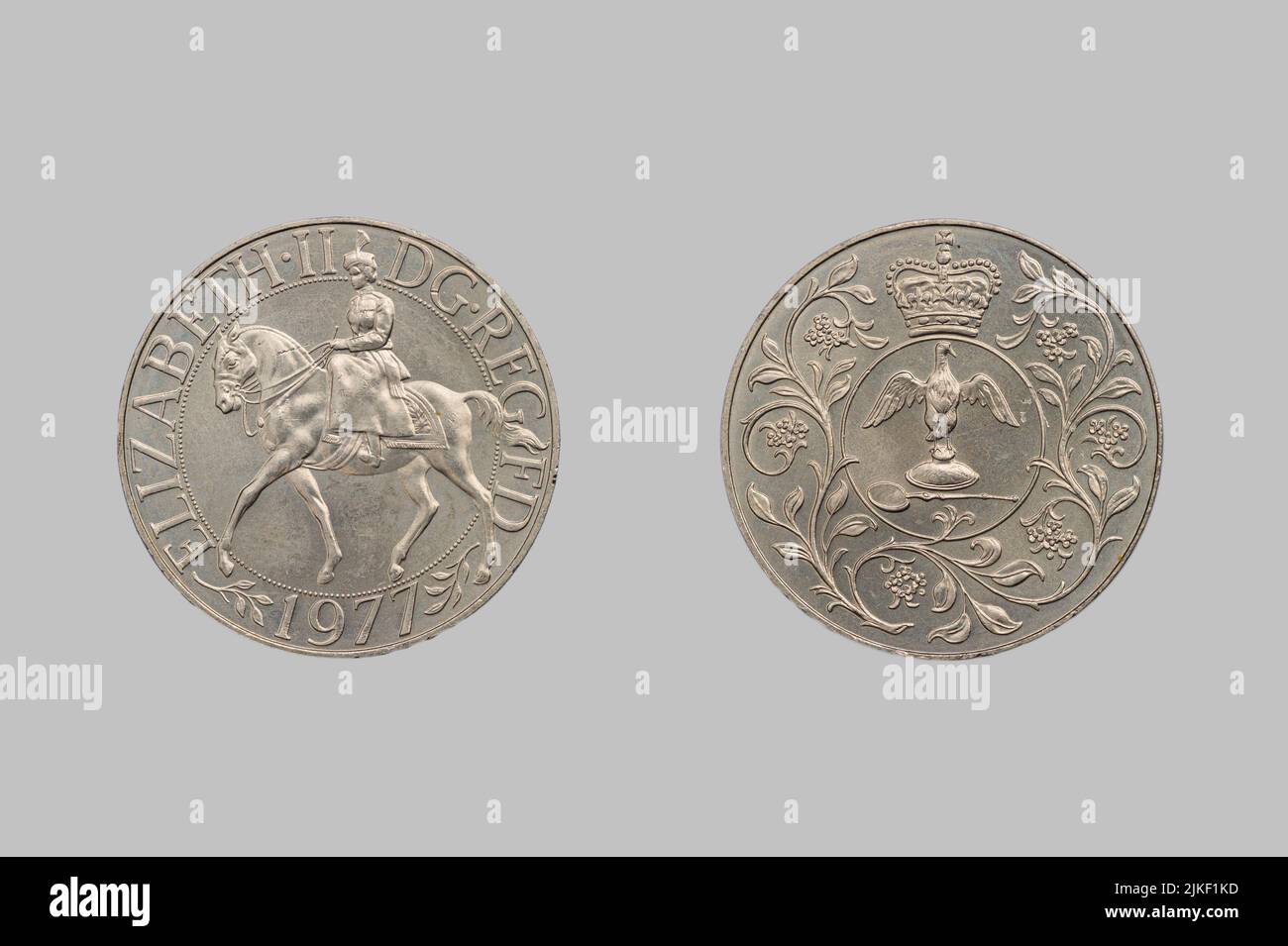 1977 moneta della Regina Elisabetta in occasione del Giubileo d'argento della Regina, anteriore e posteriore Foto Stock