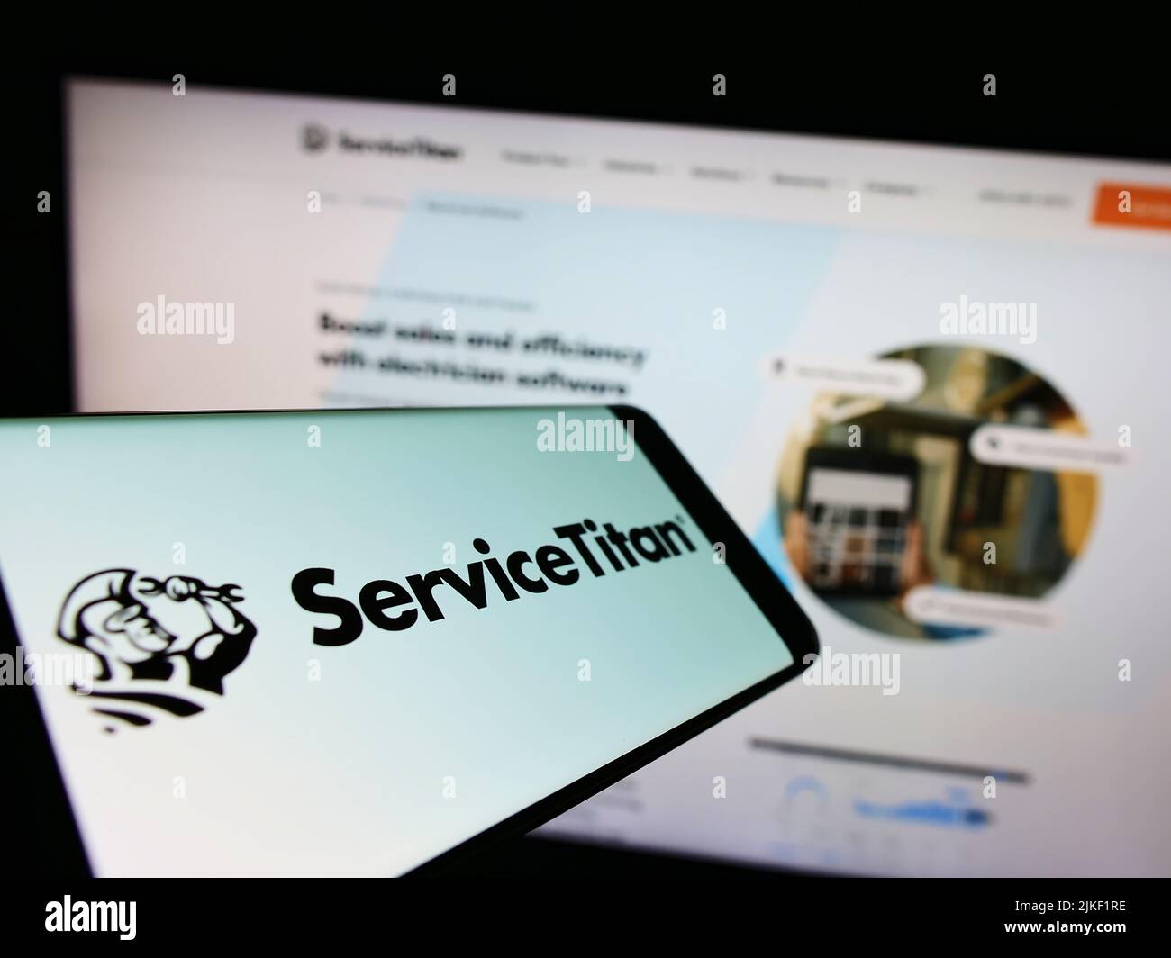 Cellulare con logo della società americana di software ServiceTitan Inc. Sullo schermo di fronte al sito web aziendale. Concentrarsi sul centro del display del telefono. Foto Stock Cellulare con logo della società americana di software ServiceTitan Inc. Sullo schermo di fronte al sito web aziendale. Concentrarsi sul centro del display del telefono. Foto Stock