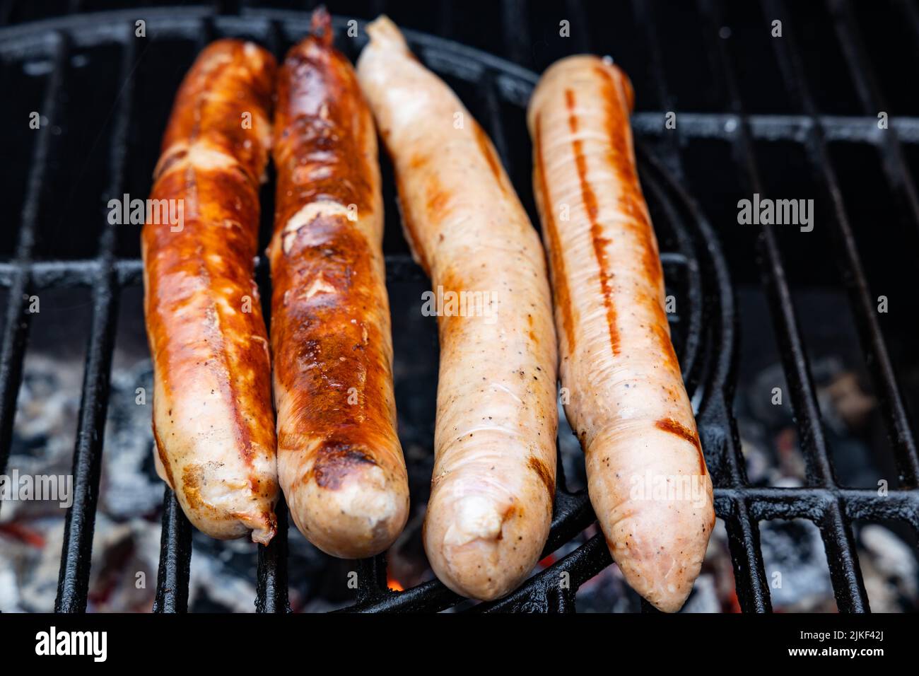 salsicce di turingia su una griglia a carbone Foto Stock