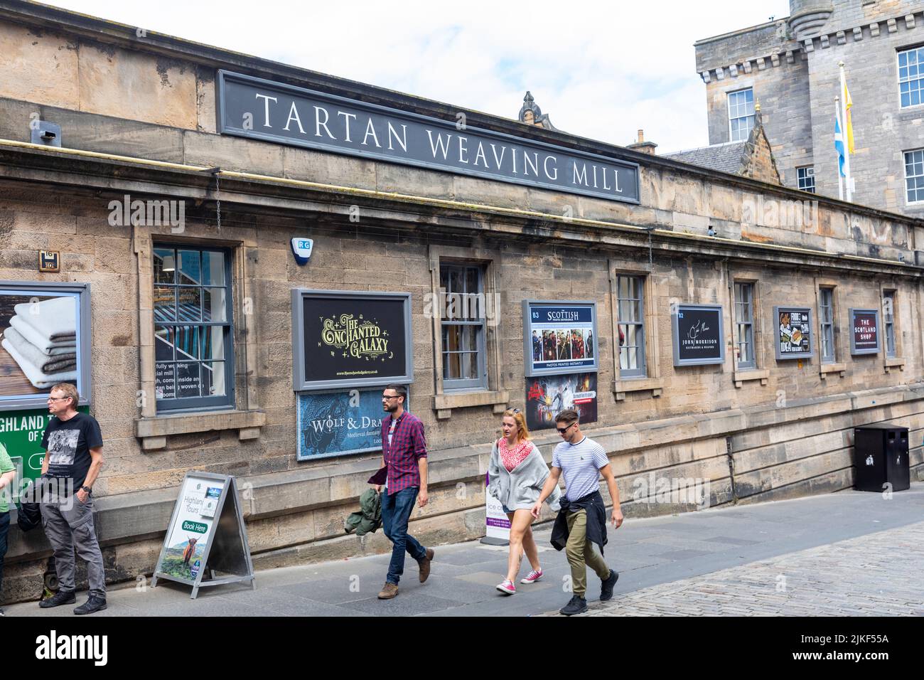 Edinburgh Royal Mile, esterno del Tartan Weaving Mill e centro esposizioni che vende abiti scozzesi per uomini e donne, Scozia, estate britannica 2022 Foto Stock