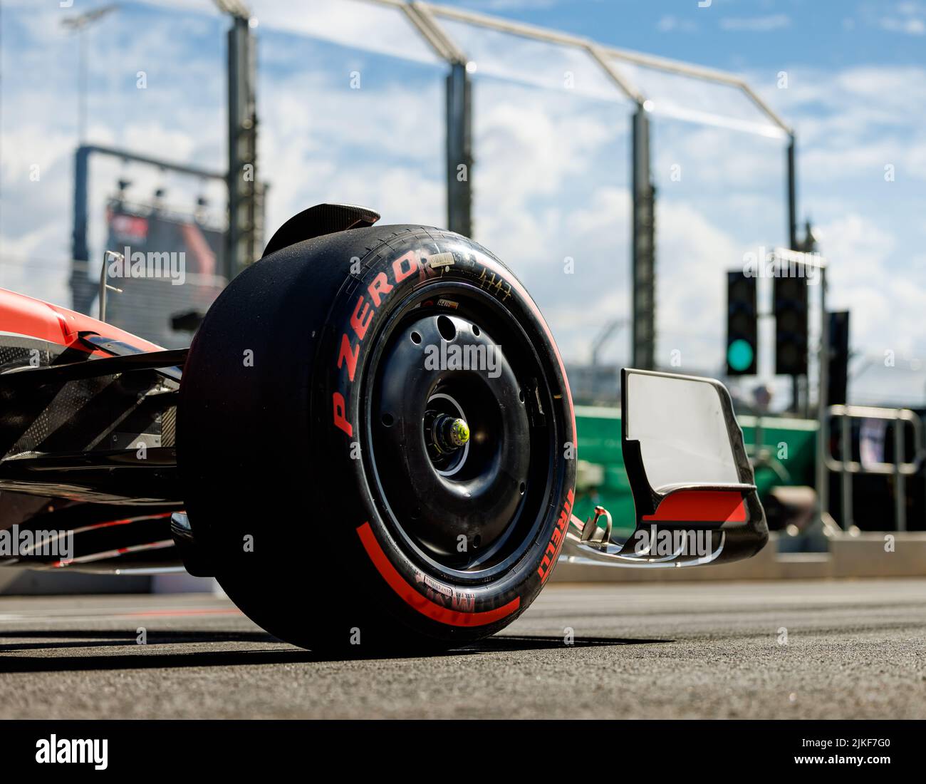 Un'Alfa Romeo si prepara all'uscita dalla griglia durante il Gran Premio di Formula uno australiano 2022 all'Albert Park. Foto Stock