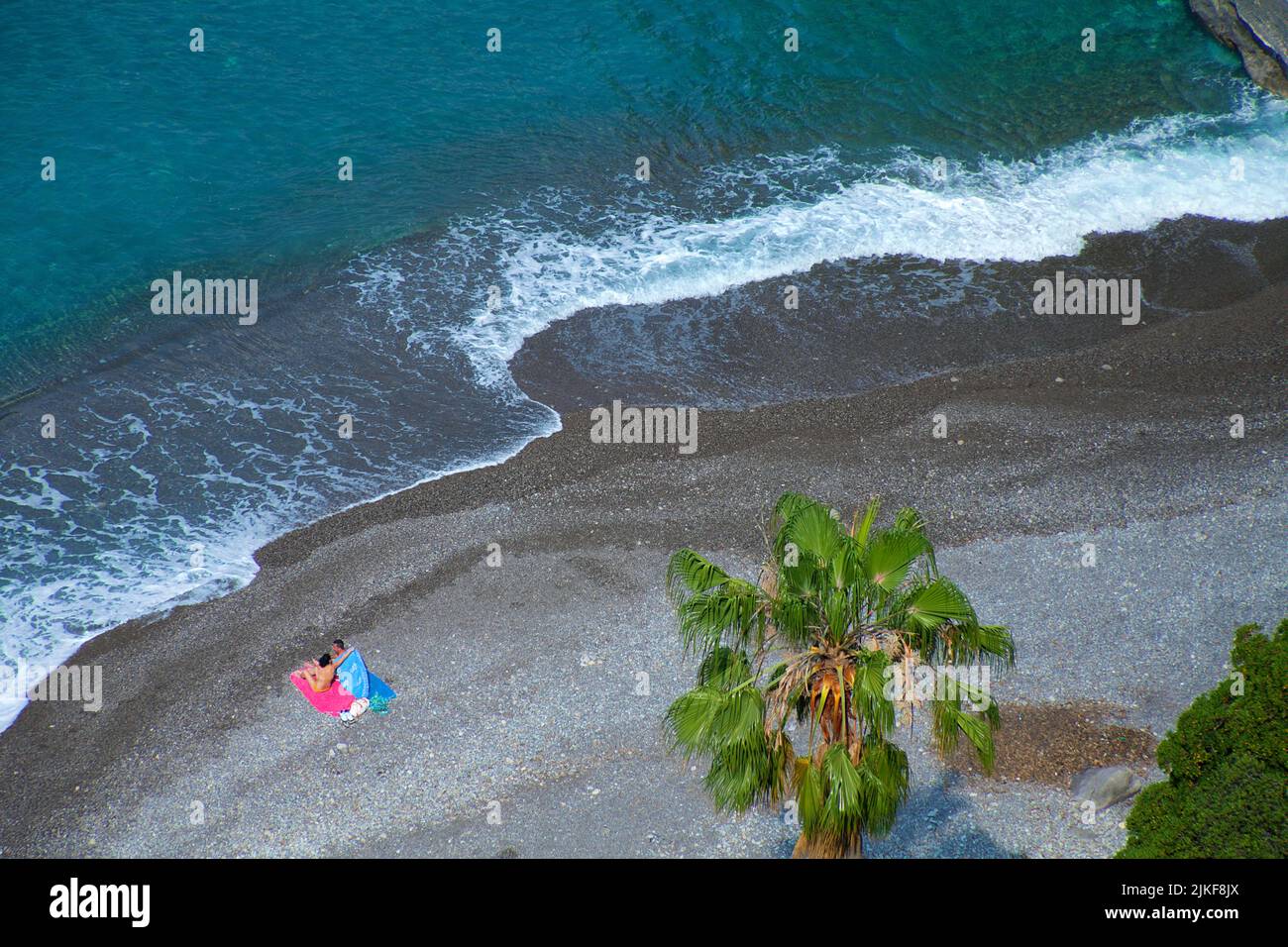 Villeggianti sulla spiaggia di Positano, Costiera Amalfitana, Patrimonio dell'Umanità dell'UNESCO, Campania, Italia, Mediterraneo, Europa Foto Stock