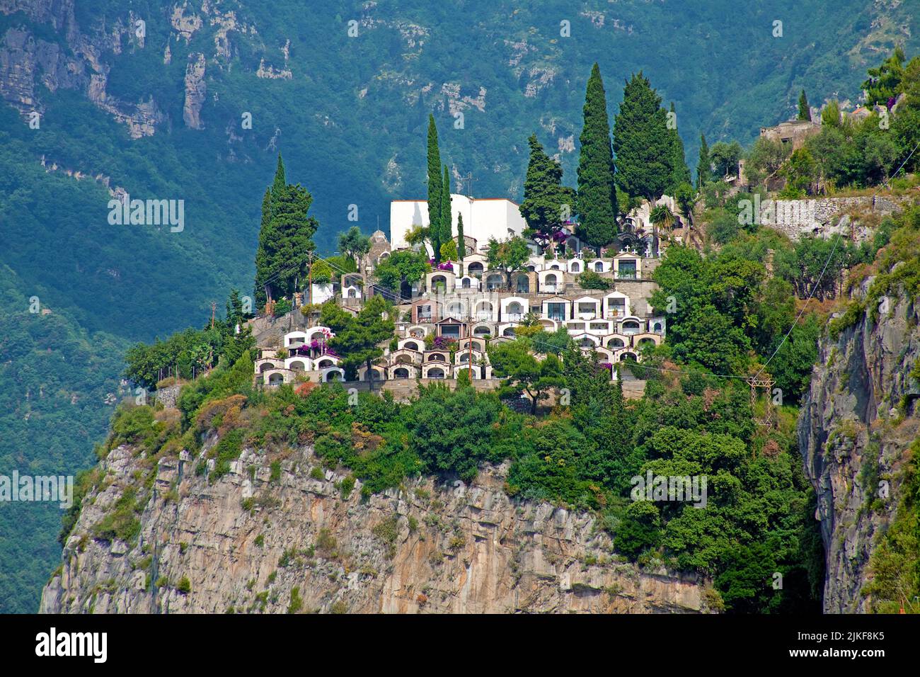 Cimitero con vista mare, sopra il paese Positano, Costiera Amalfitana, Patrimonio dell'Umanità dell'UNESCO, Campania, Italia, Mediterraneo, Europa Foto Stock