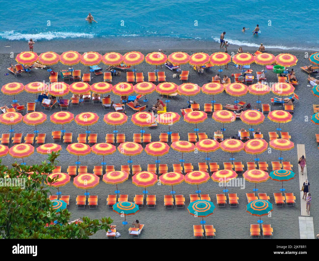 Urlauber am Strand von Positano, Amalfikueste, Unesco Weltkulturerbe, Provinz Salerno, Golf von Salerno, Kampanien, Italien, Mittelmeer, Europa | Holi Foto Stock