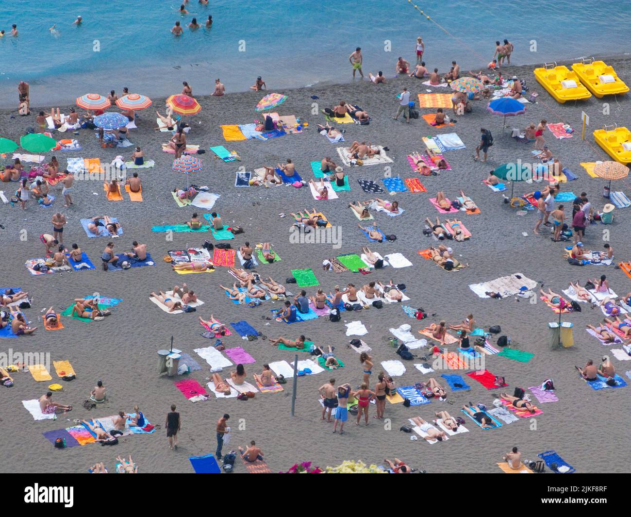 Villeggianti sulla spiaggia di Positano, Costiera Amalfitana, Patrimonio dell'Umanità dell'UNESCO, Campania, Italia, Mediterraneo, Europa Foto Stock