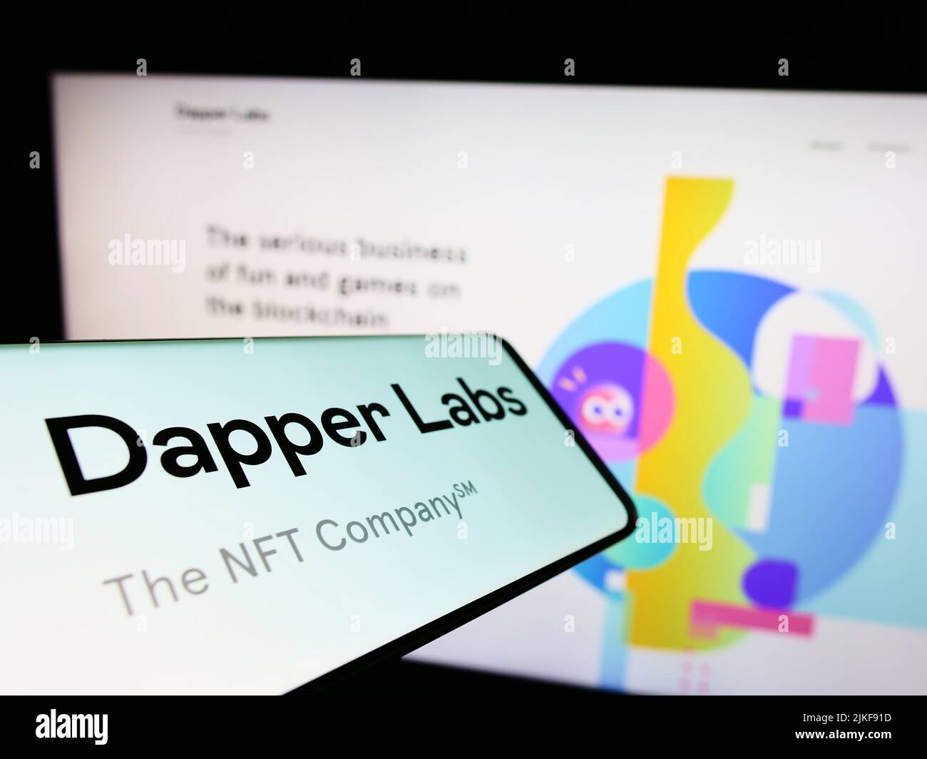 Cellulare con logo della società canadese di blockchain Dapper Labs Inc. Sullo schermo di fronte al sito web aziendale. Messa a fuoco al centro-sinistra del display del telefono. Foto Stock