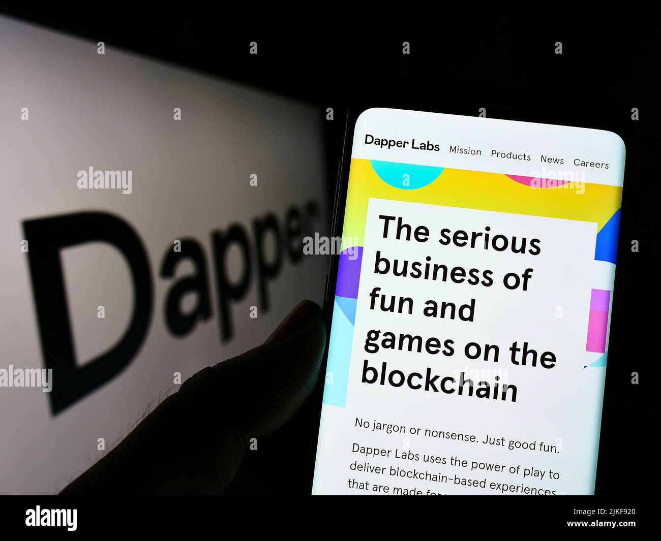 Persona che tiene smartphone con sito web della società canadese Dapper Labs Inc. Su schermo con logo. Concentrarsi sul centro del display del telefono. Foto Stock