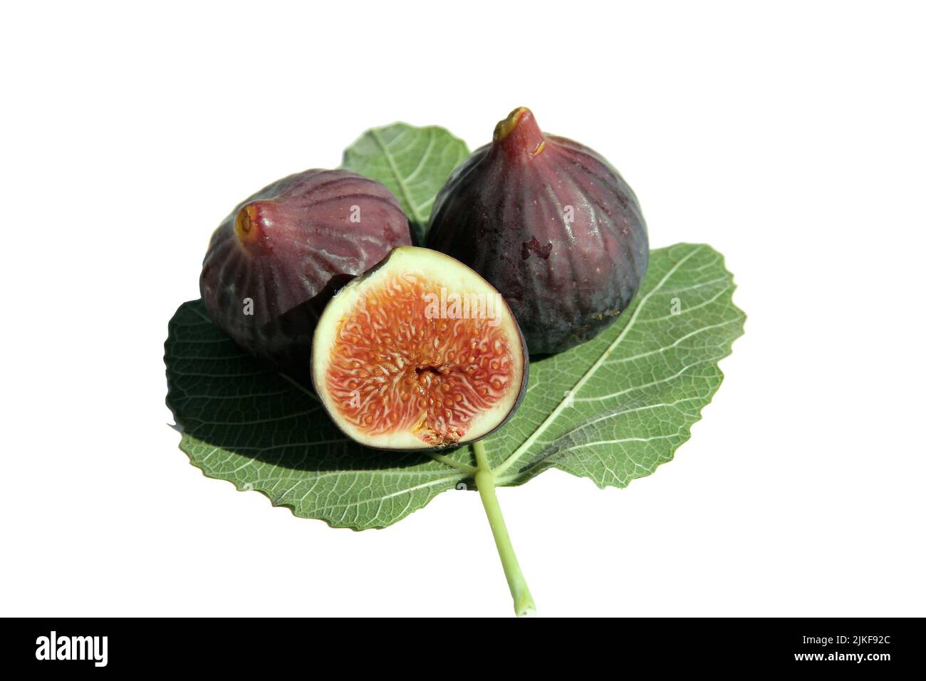 Deliziosi fichi marroni su foglia di Fig isolato su bianco Foto Stock