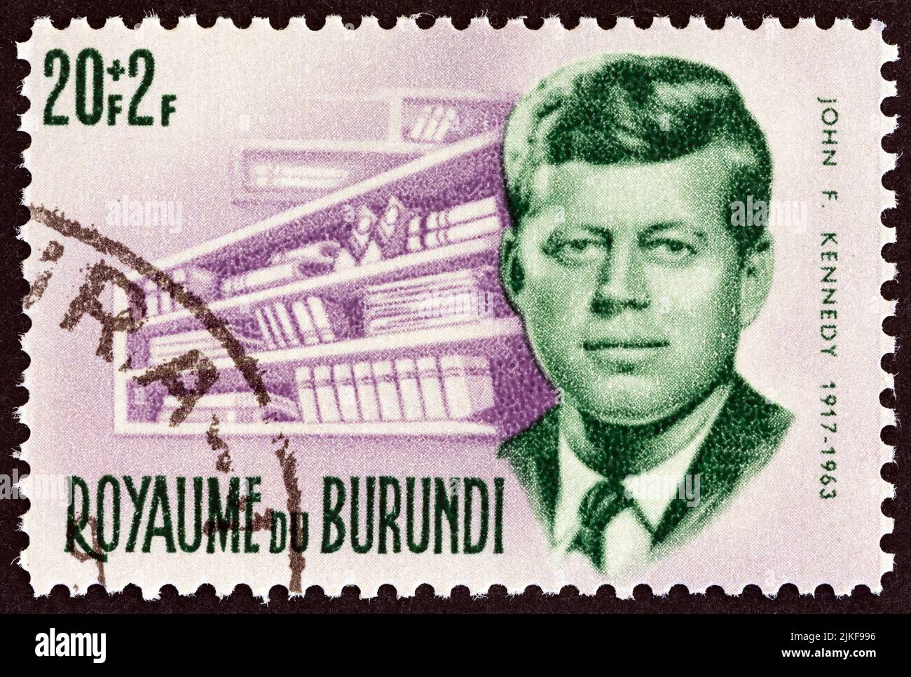 BURUNDI - CIRCA 1966: Un francobollo stampato in Burundi mostra il presidente Kennedy e la biblioteca commemorativa, circa 1966. Foto Stock