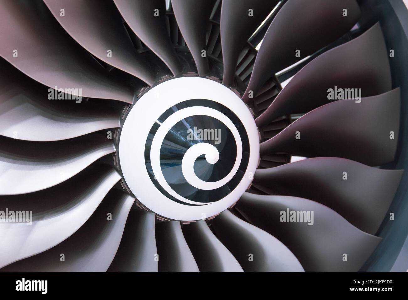 Primo piano di una turbina turbofan pale jet motore in aereo moderno caldo ombra luce Foto Stock