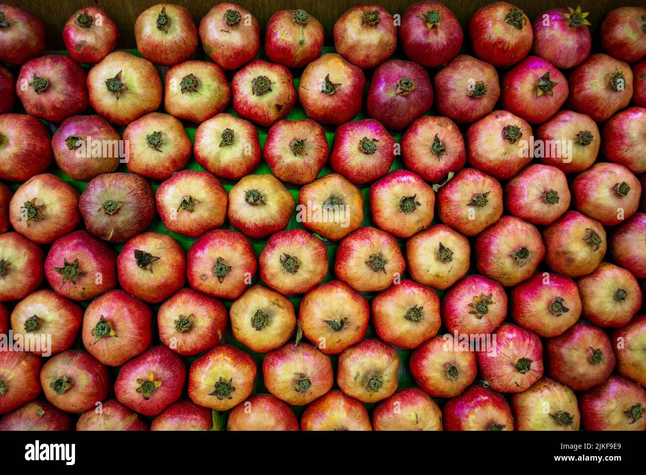 Il melograno affettato è venduto sul banco di un negozio di frutta in via Istanbul. Sfondo di frutta. Foto Stock