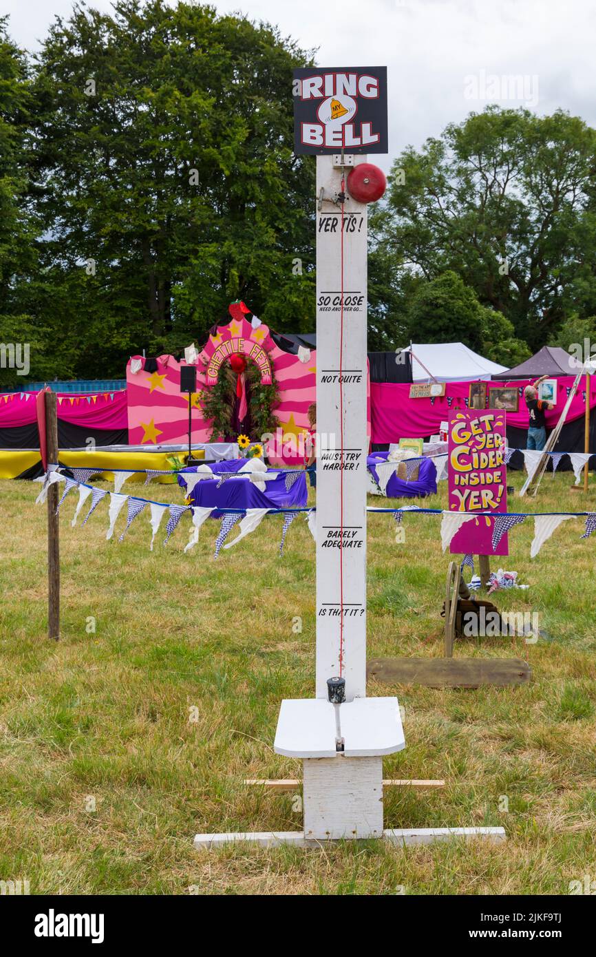 Ring Bell gioco al Chettle Village Fete, Chettle, Dorset Regno Unito nel mese di luglio Foto Stock