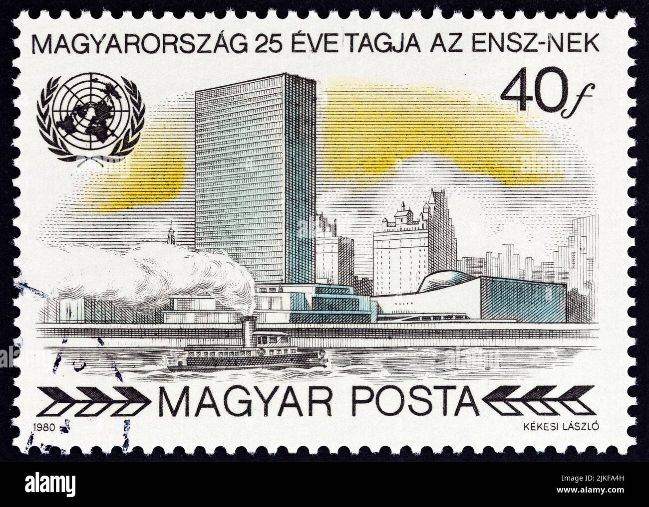 UNGHERIA - CIRCA 1980: Un francobollo stampato in Ungheria mostra la sede della Segreteria delle Nazioni Unite, New York, circa 1980. Foto Stock