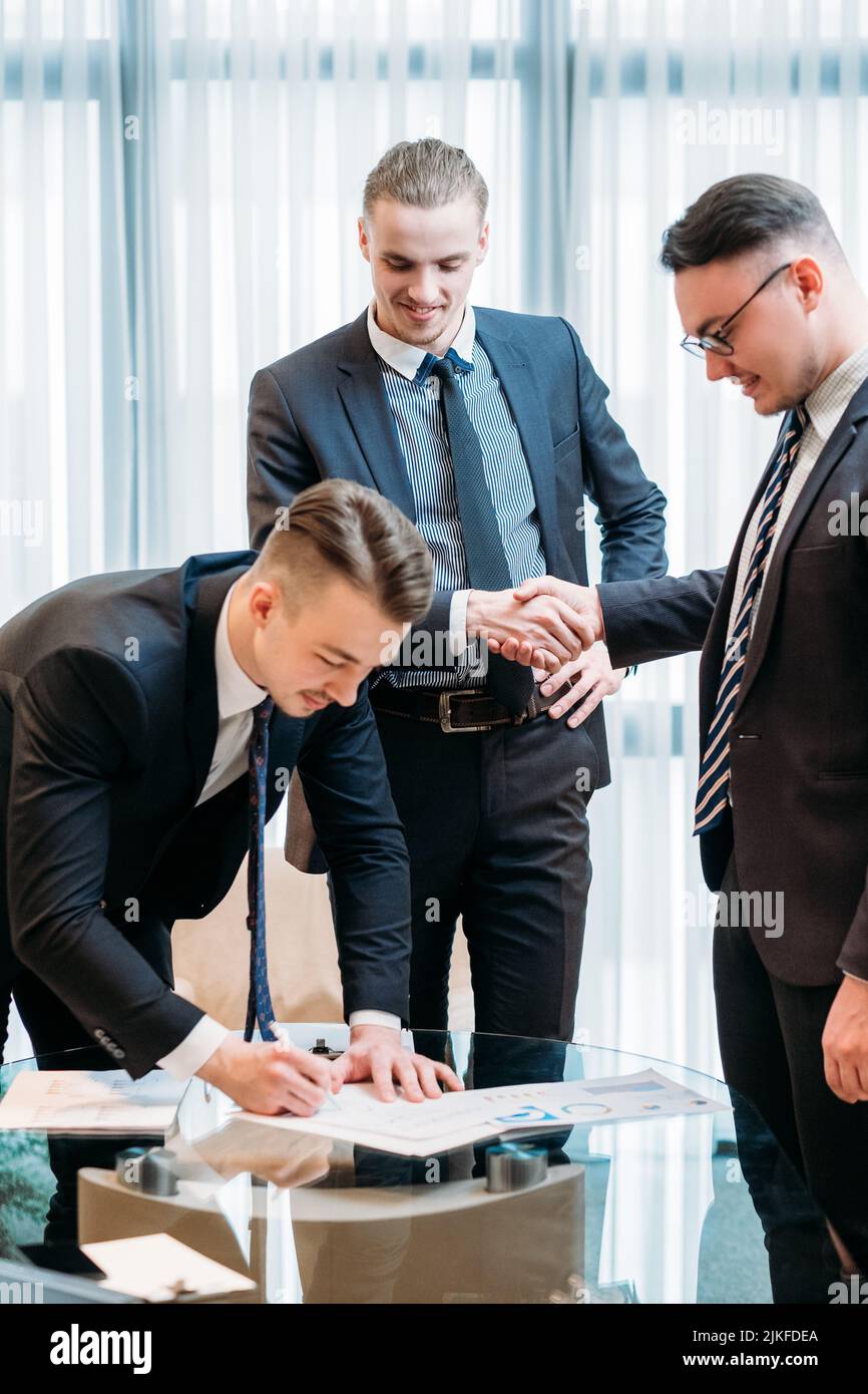 business partner uomo firmare contratto agitare mani Foto Stock