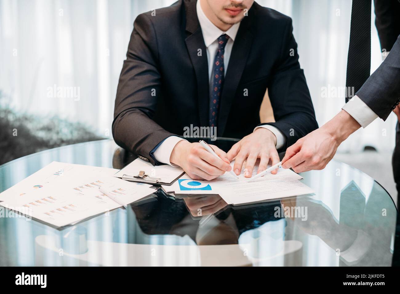 il ceo dell'azienda firma l'assistente di documento giornata lavorativa occasionale Foto Stock