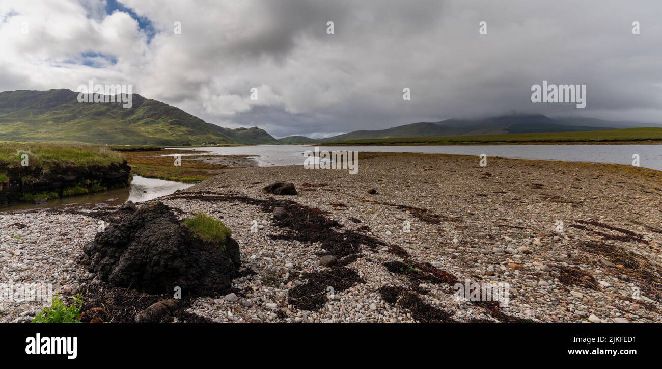 Un panorama di palude e paesaggio di lago nel Parco Nazionale di Ballycroy con la catena montuosa dei Nephin sul retro Foto Stock