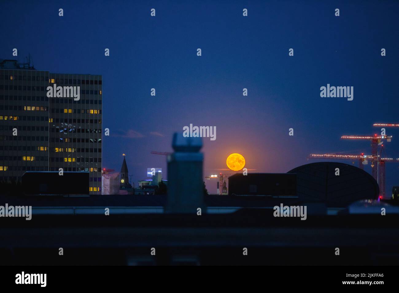 Luna piena sorge nella città di Copenhagen Foto Stock