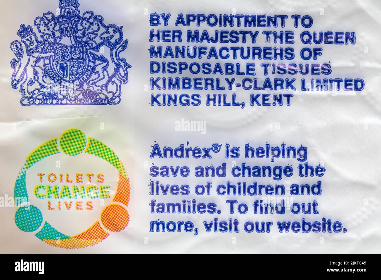 Gabinetti Cambia vite Andrex sta aiutando a salvare e cambiare la vita dei bambini e delle famiglie - dettaglio su confezione di carta igienica Andrex - Royal warrant Foto Stock