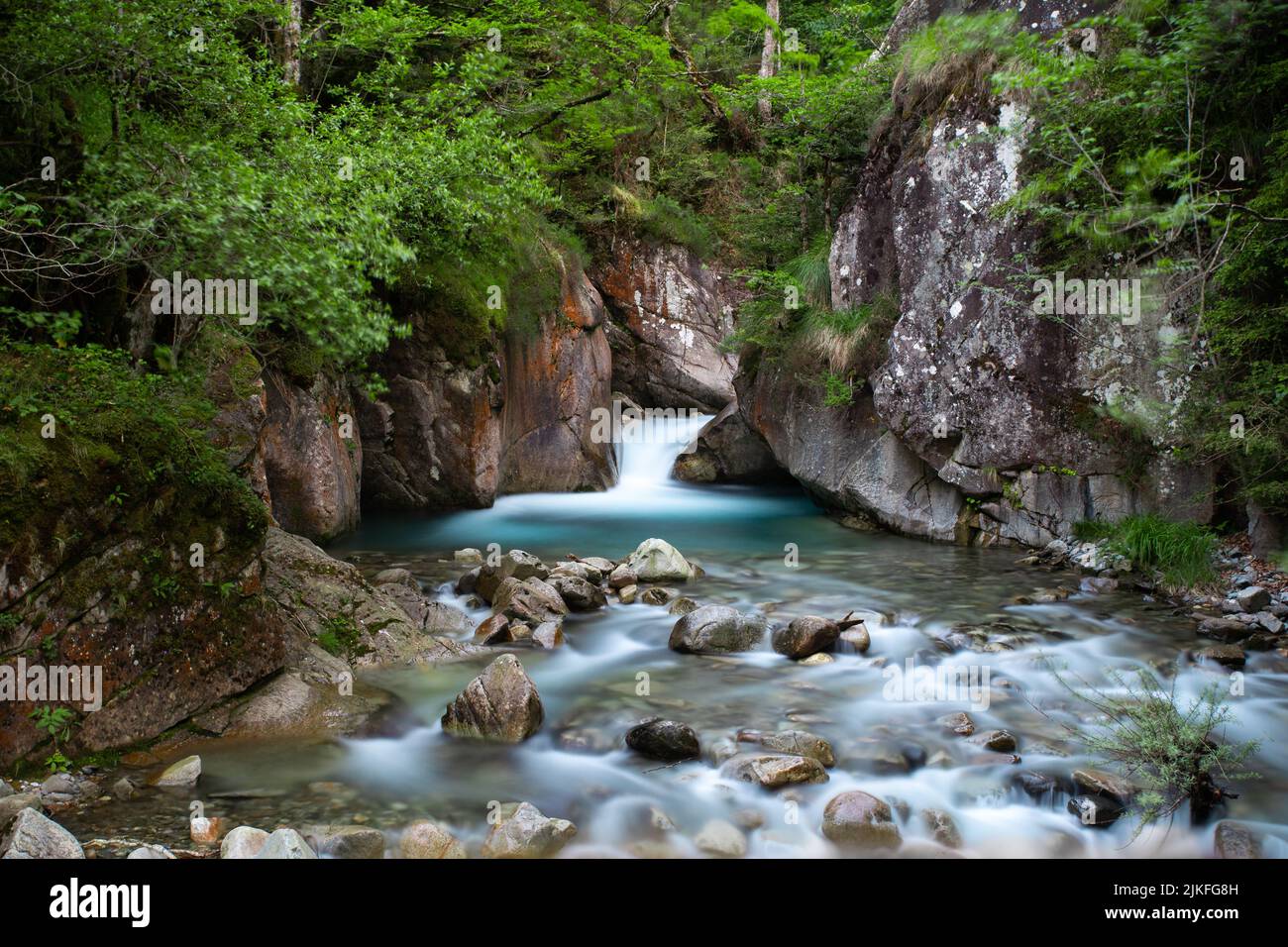 Piccola cascata che scorre lungo la valle del torrente nella montagna dei Pirenei in Francia Foto Stock
