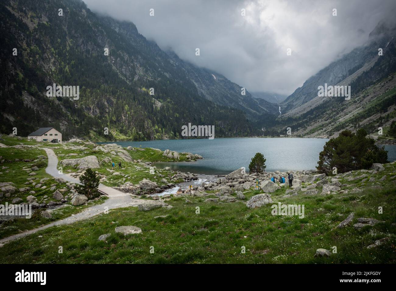 Turisti che si avventurano nel Lac de Gaube in Francia Foto Stock