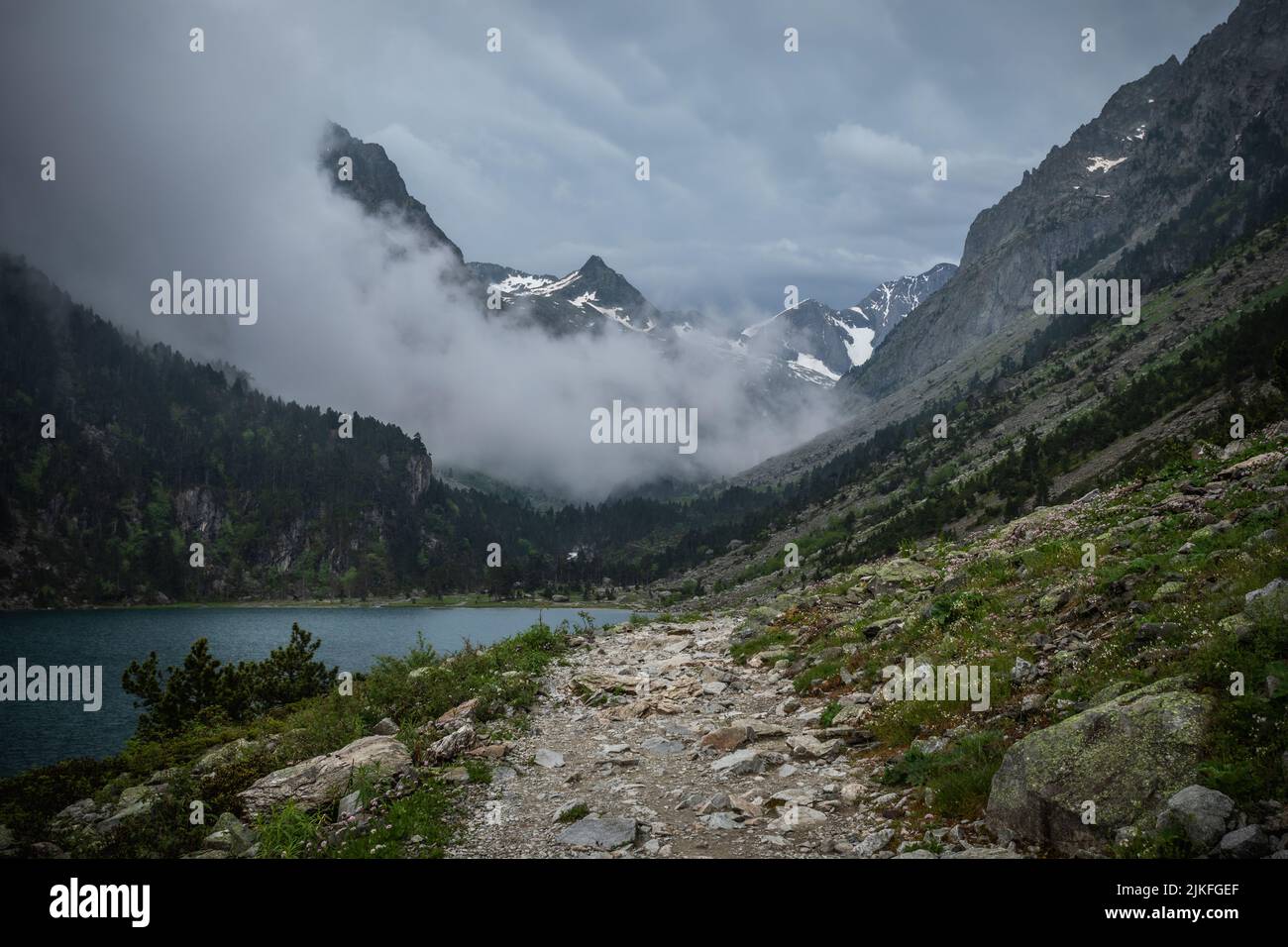 Panorama di una catena montuosa e di un lago Foto Stock