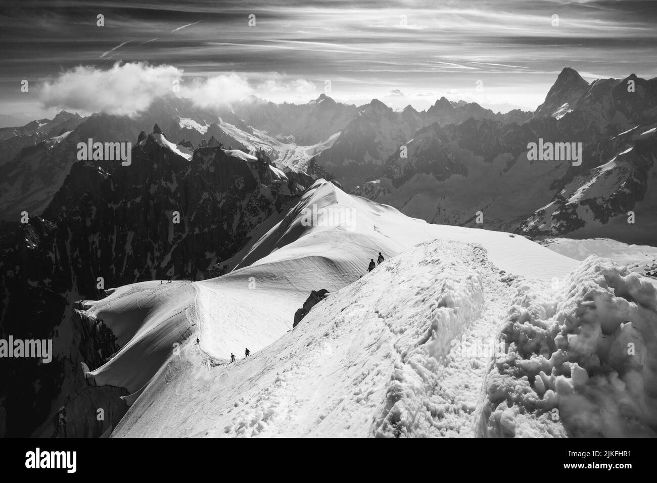 Scialpinisti che scendono dalla cima dell'Aiguille du Midi nel Monte bianco, in Francia Foto Stock