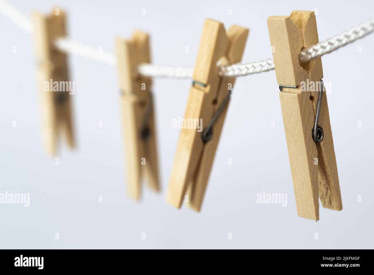 Esposizione di materiale elettrico sulla tavola di legno con sfondo blu.  Composizione orizzontale. Vista frontale Foto stock - Alamy