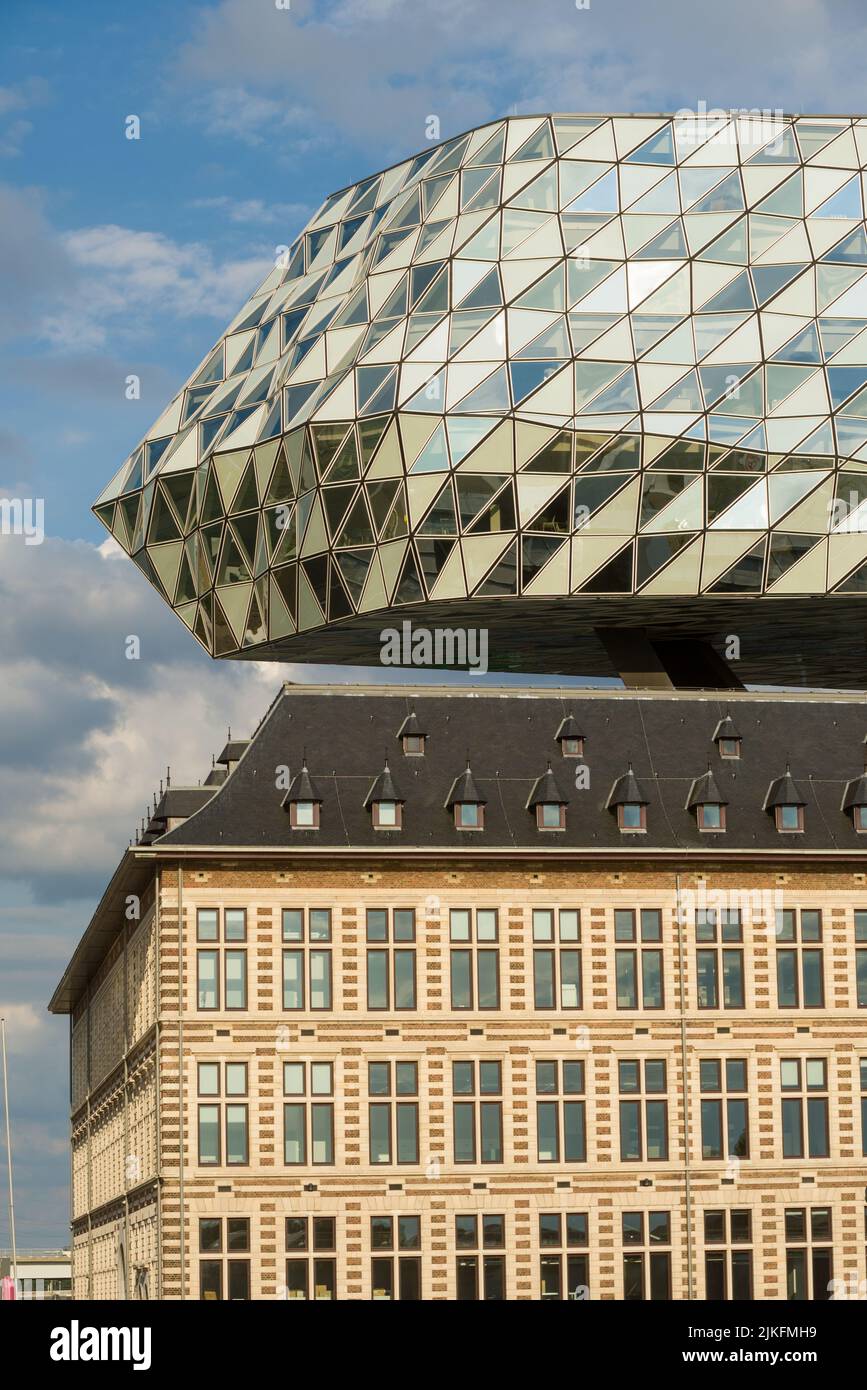 La nuova sede del Palazzo dell'autorità portuale di Anversa si trova vicino all'area di Eilandje, nel porto di Anversa, in Belgio Foto Stock