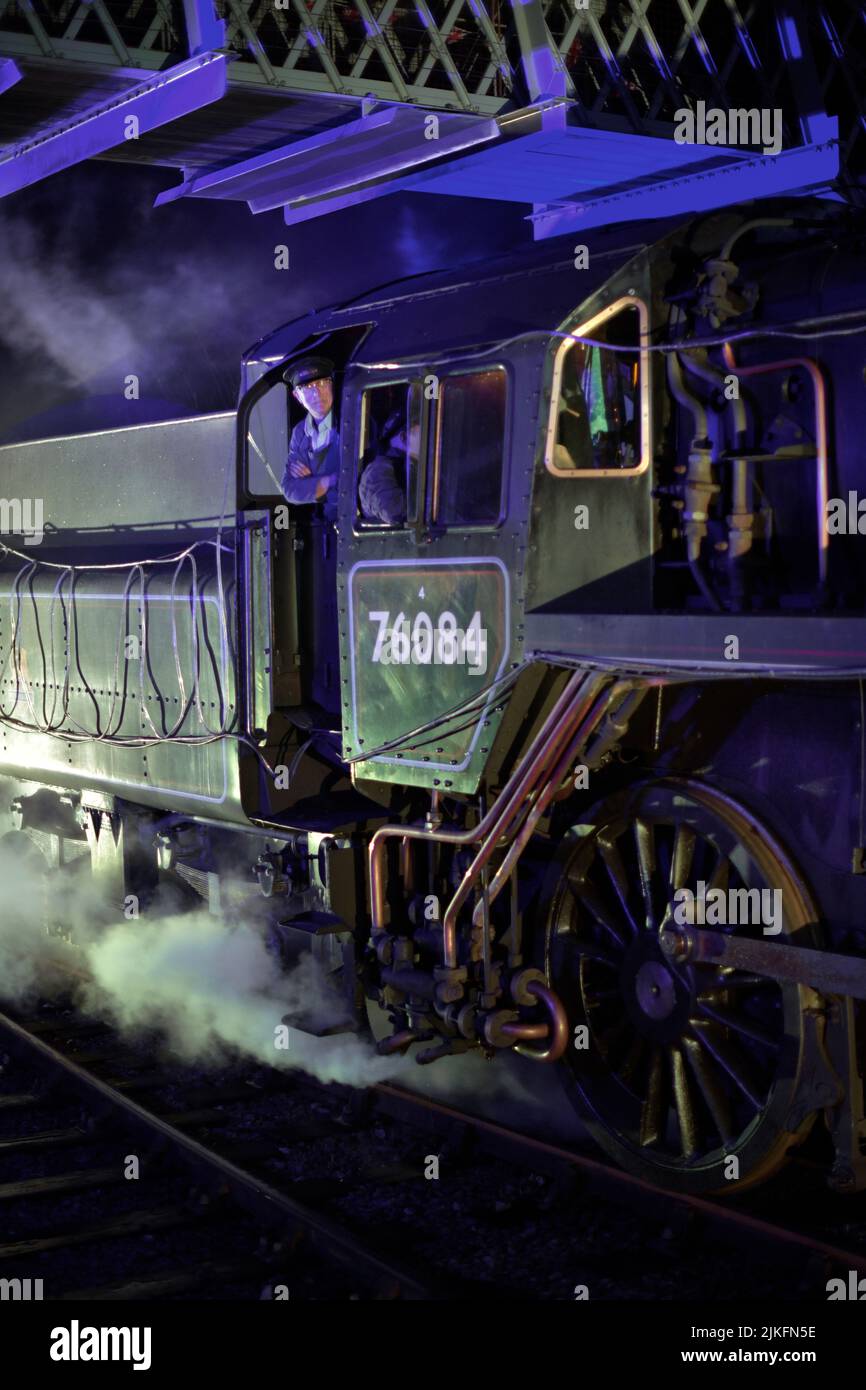 treno a vapore in attesa nella stazione di sheringham per la partenza notturna sheringham norfolk inghilterra Foto Stock