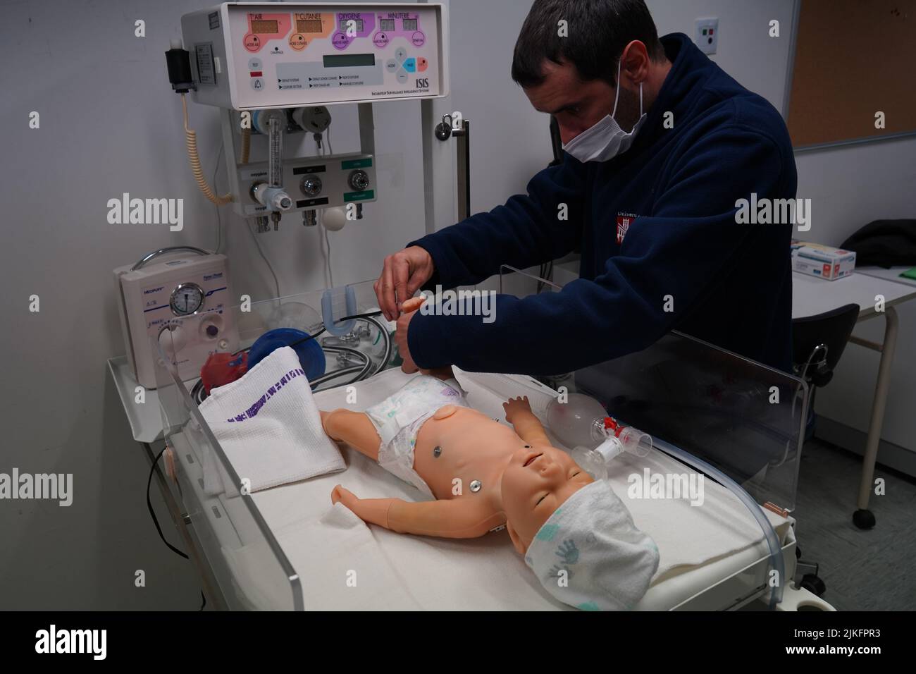 Manutenzione del baby manequina in un laboratorio di rianimazione pediatrica. Foto Stock