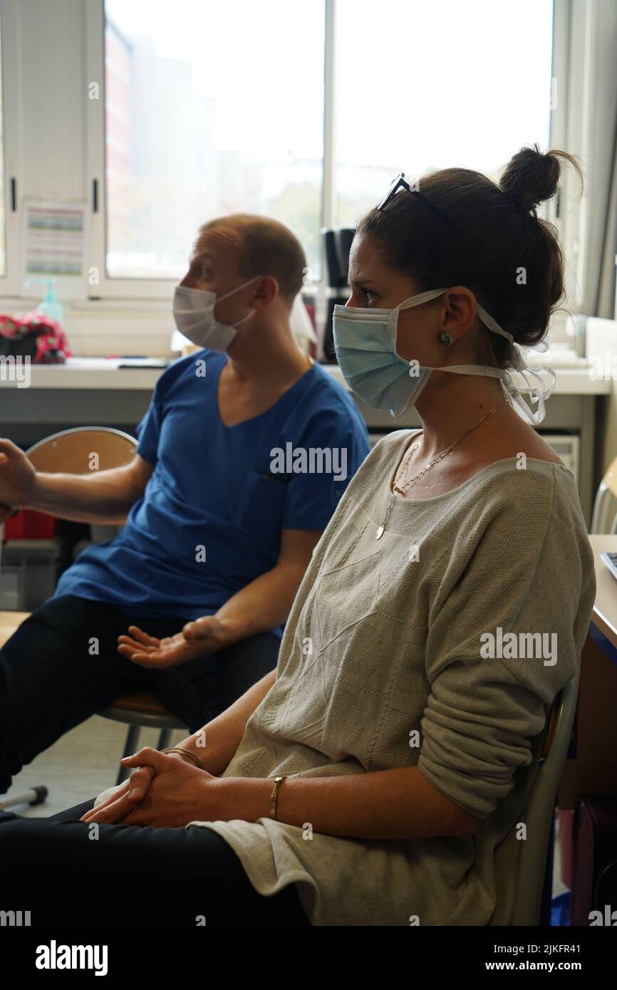 Studenti anestesista durante il debriefing dopo un esercizio di rianimazione in una situazione critica presso la Facoltà di Medicina di Nimes. Foto Stock