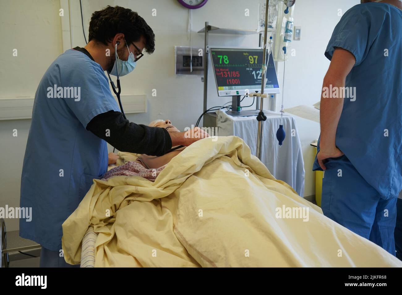 Gli studenti anestesiologi durante un esercizio di rianimazione in una situazione critica presso la Facoltà di Medicina di Nimes. Gli studenti si allenano su un simulatore robot SIM Man 3 G. Foto Stock