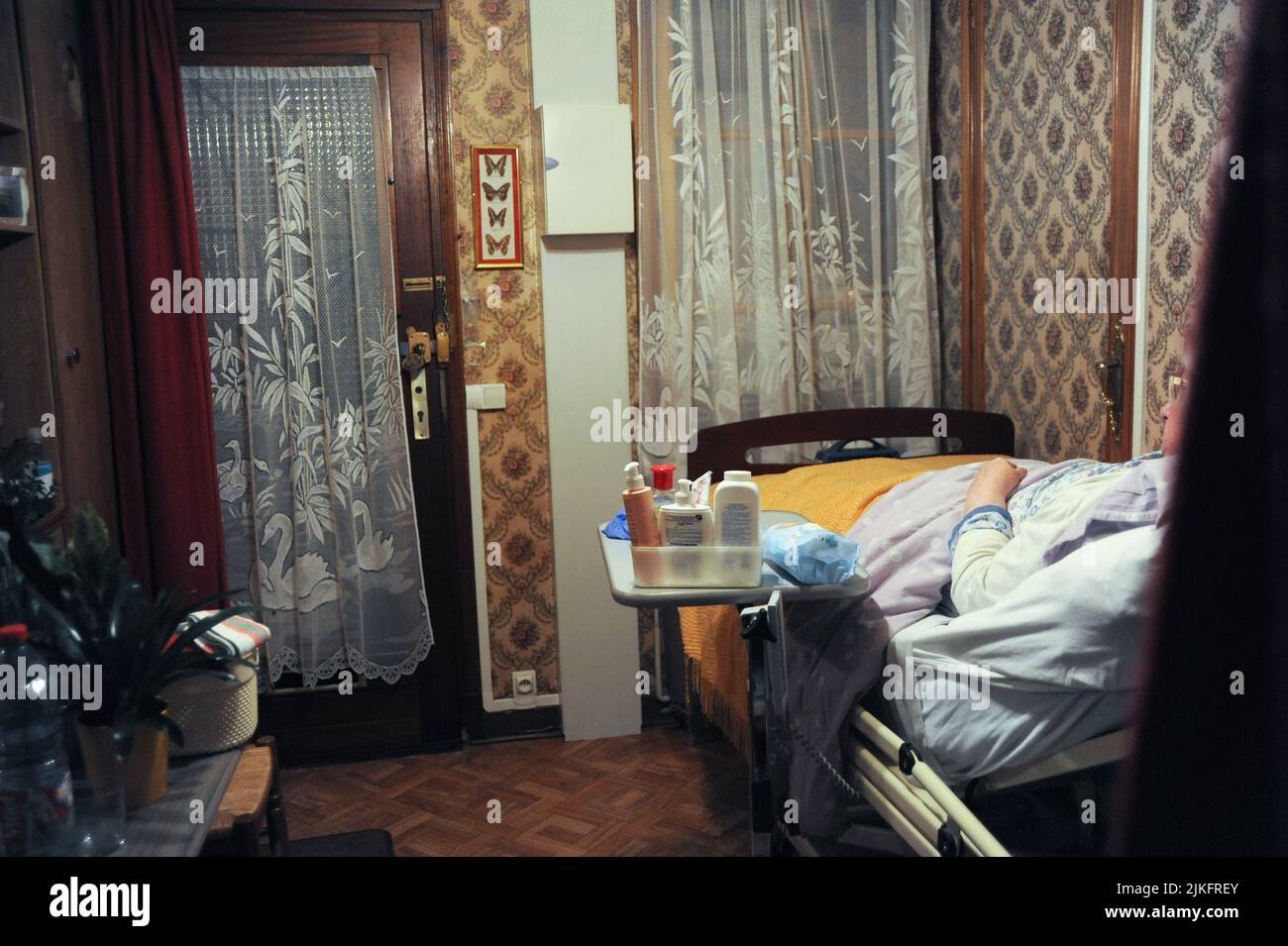 L'infermiera privata svolge un gabinetto completo nella casa di un paziente di 86 anni. Foto Stock