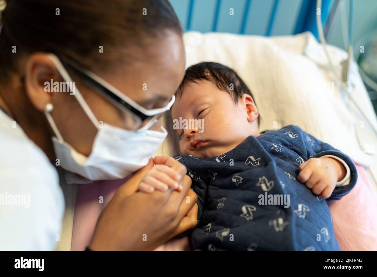 Una madre e un bambino in ospedale al momento di un focolaio di bronchiolite. Foto Stock