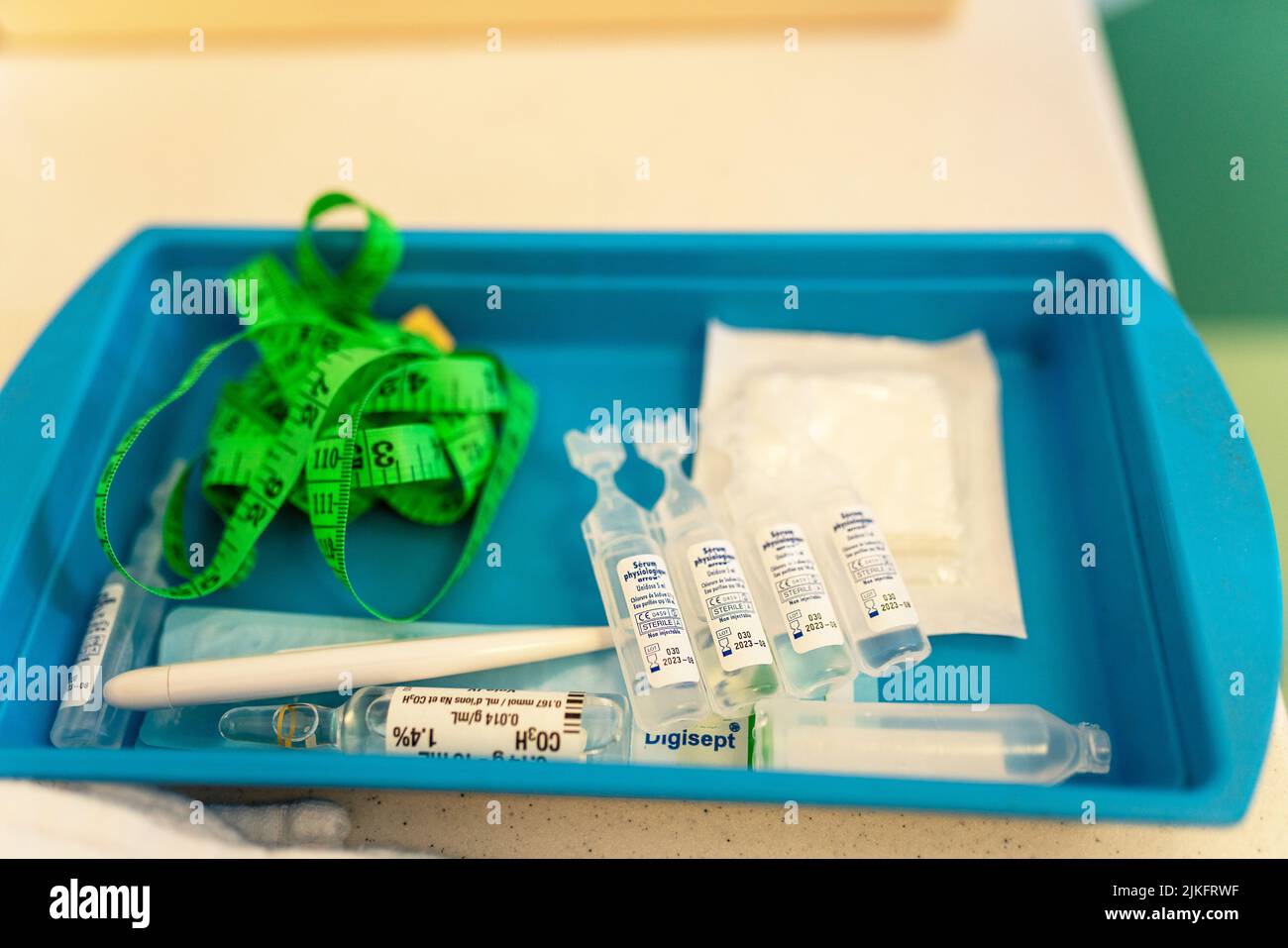 Neonato in rianimazione per il trattamento della bronchiolite in un pronto soccorso pediatrico ospedaliero. Foto Stock