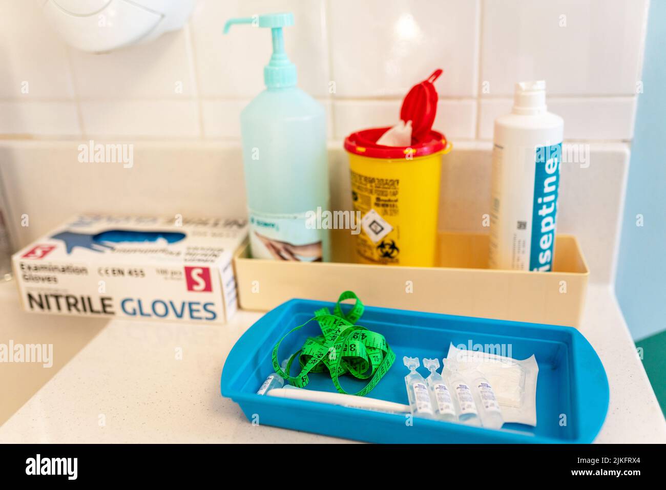 Neonato in rianimazione per il trattamento della bronchiolite in un pronto soccorso pediatrico ospedaliero. Foto Stock