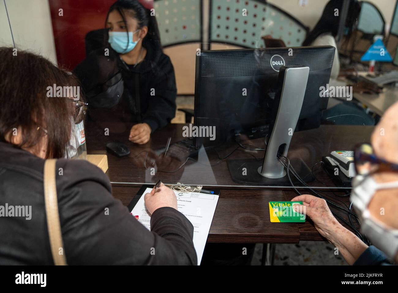 Vaccino Covid 19 per anziani in un centro di vaccinazione in Francia. Foto Stock