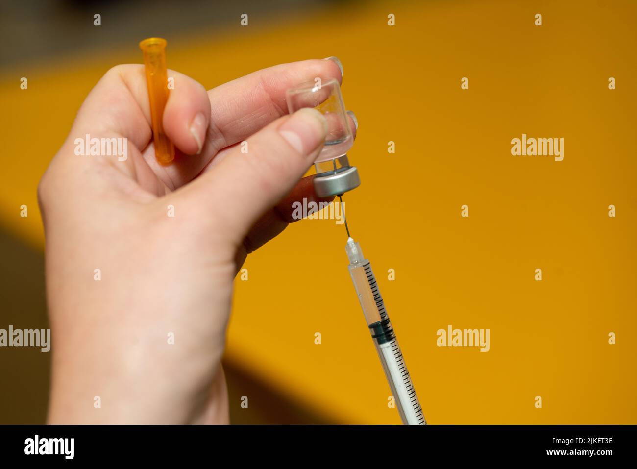 Vaccino Covid 19 per anziani in un centro di vaccinazione in Francia. Foto Stock