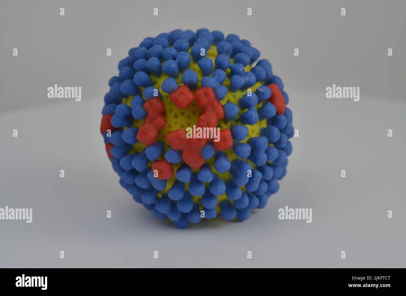 3D stampa del virus influenzale. La superficie del virus (giallo) è rivestita con proteine chiamate emoagglutinina (blu) e neuraminidasi (rossa) che permettono al virus di entrare e infettare le cellule umane. Per ulteriori informazioni, visitare il sito Web e lta href e. Foto Stock