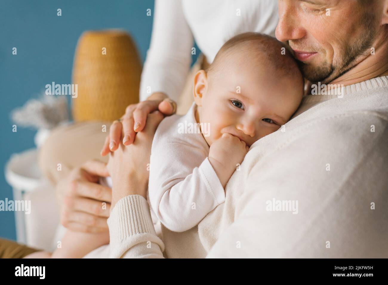 Felice sorridente bambino fra le braccia di papà Foto Stock