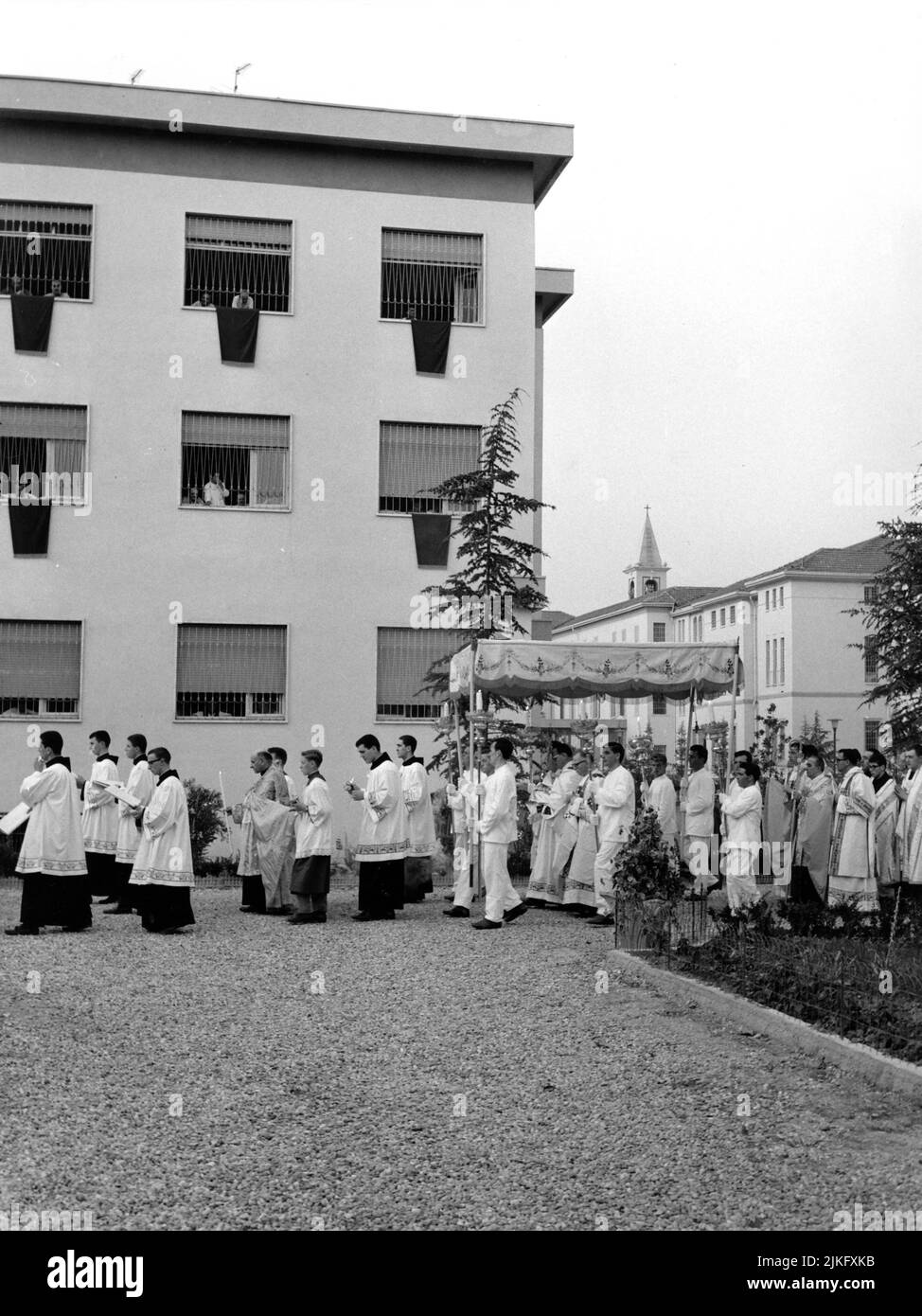 L’edificio, anticamente di proprietà delle dame inglesi di Cosway del Collegio di Lodi, fu acquisito dall’ Ordine dei Fatebenefratelli nel 1892. Dopo i lavori di adattamento della casa, inziati nell’autuno del 1893, il 19 maggio 1894 il Prefetto di Milano emanava un decreto che autorizzava i Fatebenefratelli all’apertura di un manicomio privato maschile. Il numero dei pazienti aumentava progressivamente con il passaggio degli anni, fino a un percorso il suo massimo nel 1960 con 1306 pazienti. Foto Stock