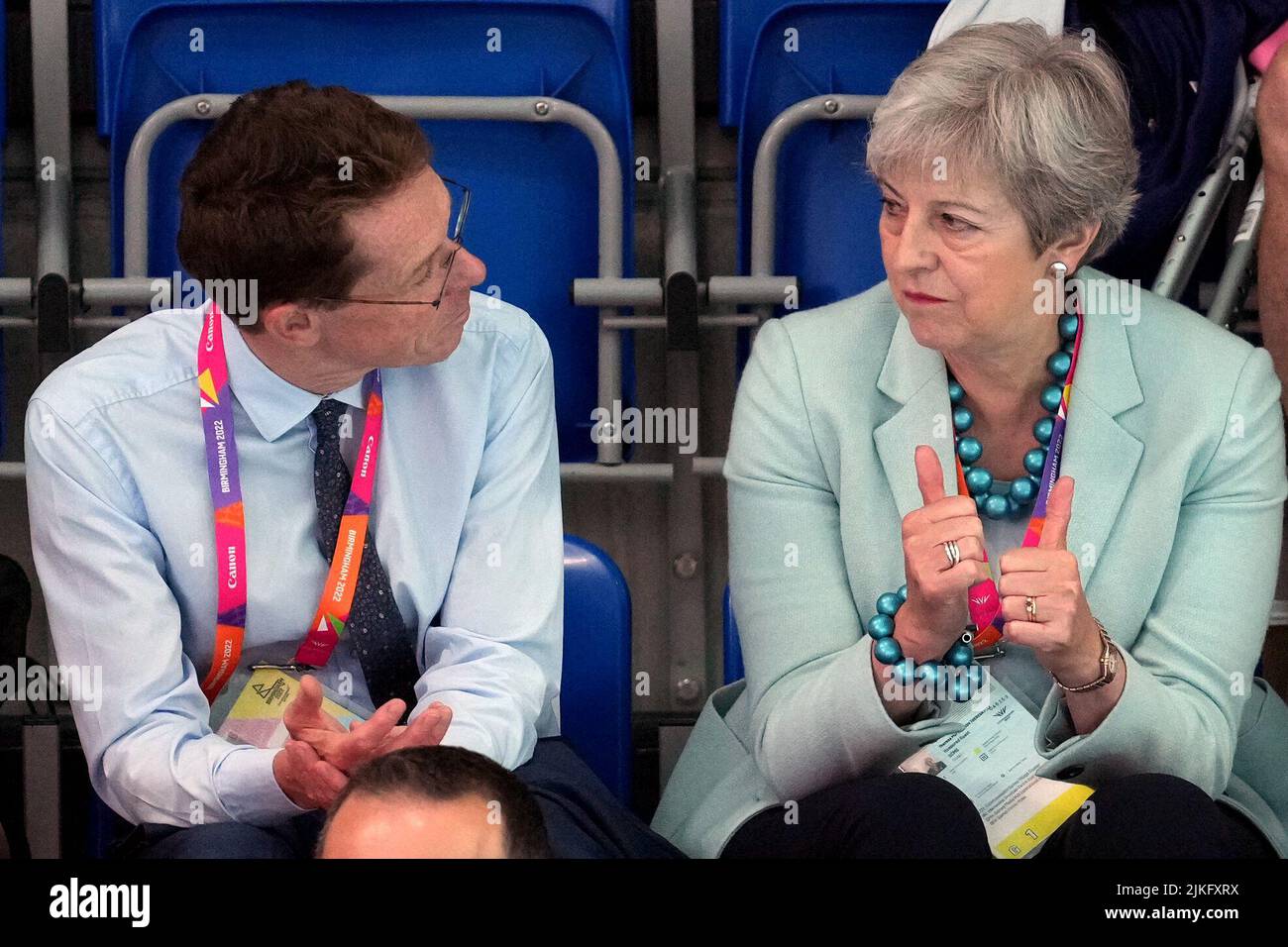 Ex primo Ministro, Theresa May accanto ad Andy Street, sindaco delle West Midlands al Sandwell Aquatics Center il giorno cinque dei Giochi del Commonwealth 2022 a Birmingham. Data foto: Martedì 2 agosto 2022. Foto Stock