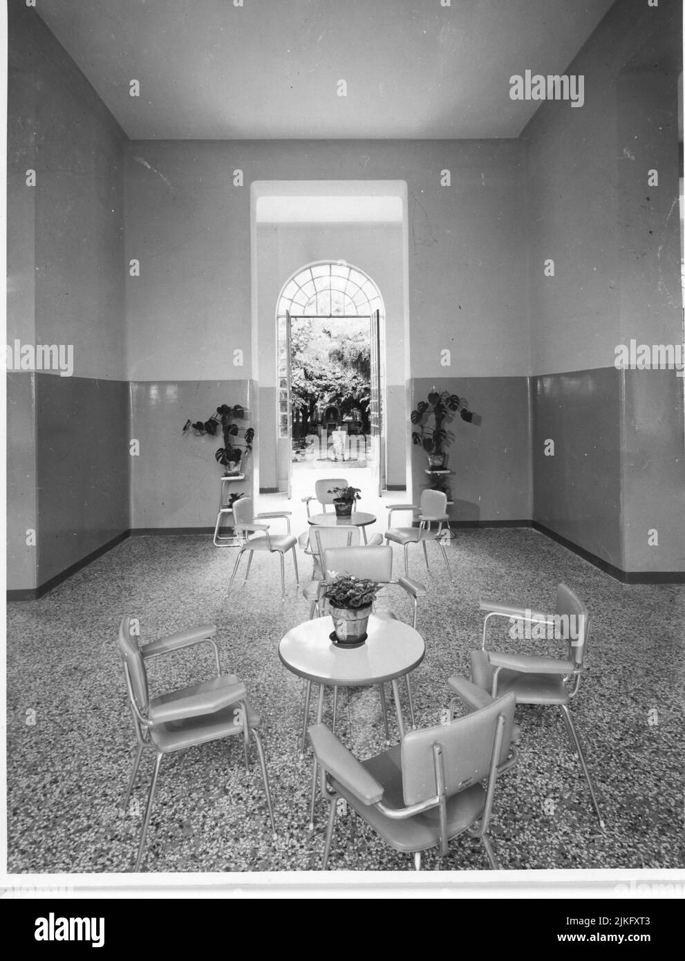 L’edificio, anticamente di proprietà delle dame inglesi di Cosway del Collegio di Lodi, fu acquisito dall’ Ordine dei Fatebenefratelli nel 1892. Dopo i lavori di adattamento della casa, inziati nell’autuno del 1893, il 19 maggio 1894 il Prefetto di Milano emanava un decreto che autorizzava i Fatebenefratelli all’apertura di un manicomio privato maschile. Il numero dei pazienti aumentava progressivamente con il passaggio degli anni, fino a un percorso il suo massimo nel 1960 con 1306 pazienti. Foto Stock