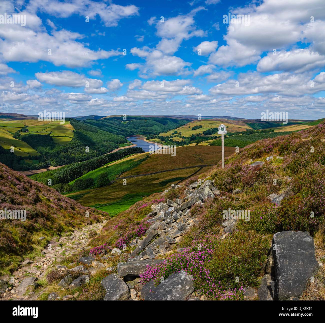 Cartello sopra il lago artificiale di Ladybower visto dall'alto, da Derwent Edge, Peak District National Park, Derbyshire, Regno Unito Foto Stock