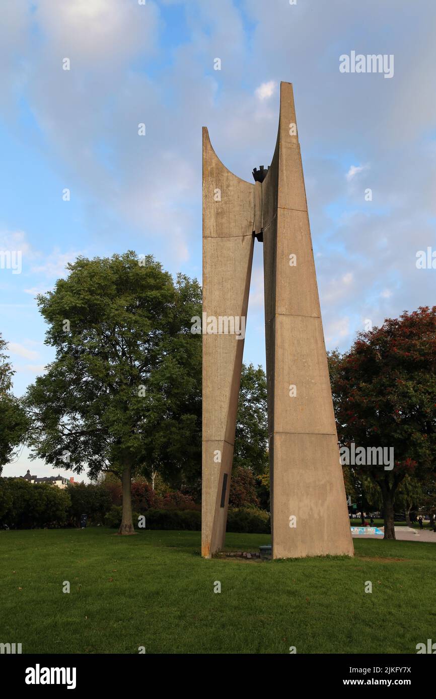 Merenkulun muistomerkki - scultura commemorativa in cemento progettata dallo scultore Oskari Jauhiainen e dall'architetto Eero Eerikäinen nel 1968. Foto Stock