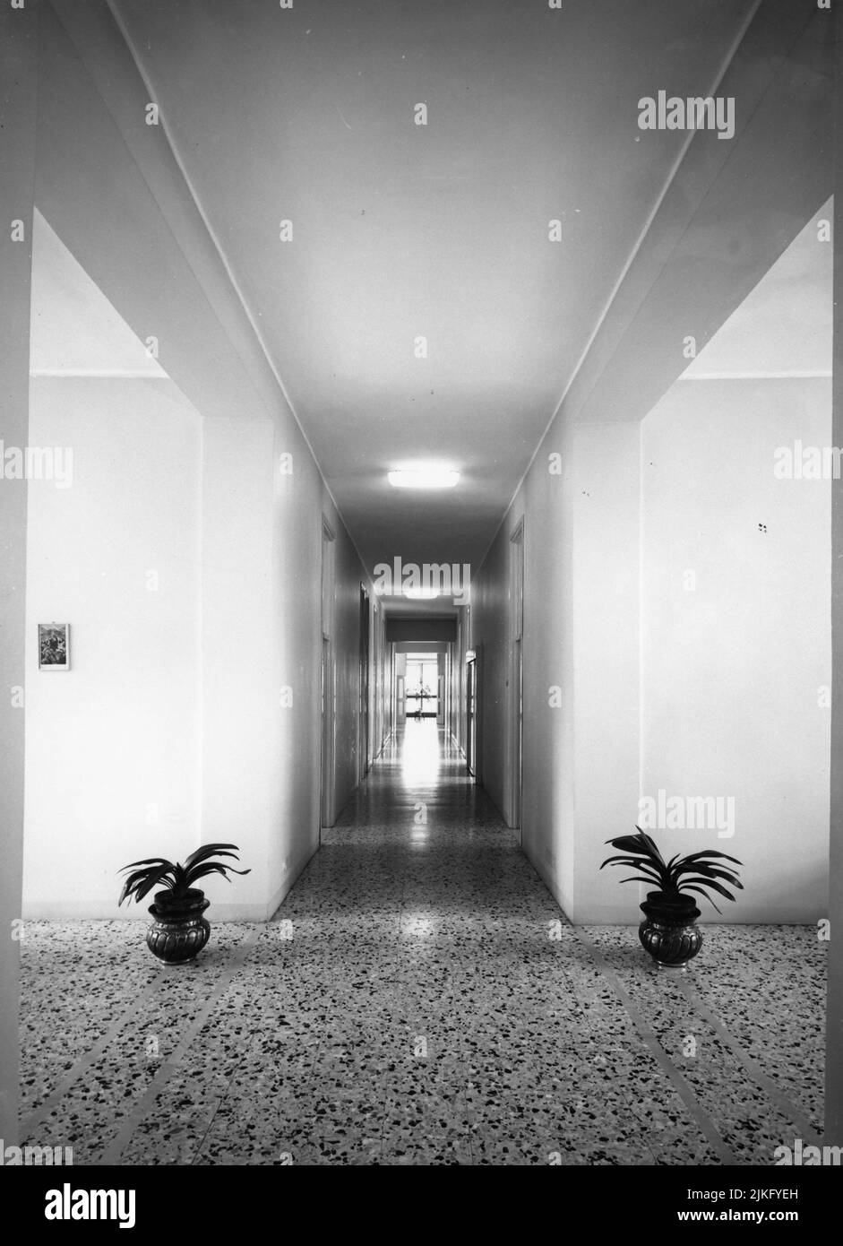 L’edificio, anticamente di proprietà delle dame inglesi di Cosway del Collegio di Lodi, fu acquisito dall’ Ordine dei Fatebenefratelli nel 1892. Dopo i lavori di adattamento della casa, inziati nell’autuno del 1893, il 19 maggio 1894 il Prefetto di Milano emanava un decreto che autorizzava i Fatebenefratelli all’apertura di un manicomio privato maschile. Il numero dei pazienti aumentava progressivamente con il passaggio degli anni, fino a un percorso il suo massimo nel 1960 con 1306 pazienti. Foto Stock