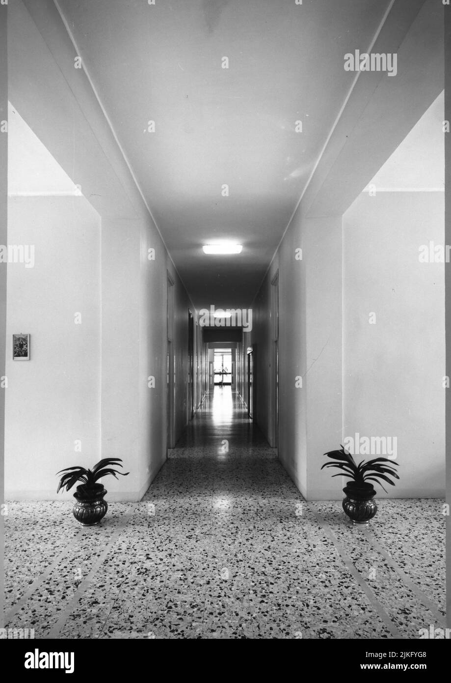 L’edificio, anticamente di proprietà delle dame inglesi di Cosway del Collegio di Lodi, fu acquisito dall’ Ordine dei Fatebenefratelli nel 1892. Dopo i lavori di adattamento della casa, inziati nell’autuno del 1893, il 19 maggio 1894 il Prefetto di Milano emanava un decreto che autorizzava i Fatebenefratelli all’apertura di un manicomio privato maschile. Il numero dei pazienti aumentava progressivamente con il passaggio degli anni, fino a un percorso il suo massimo nel 1960 con 1306 pazienti. Foto Stock