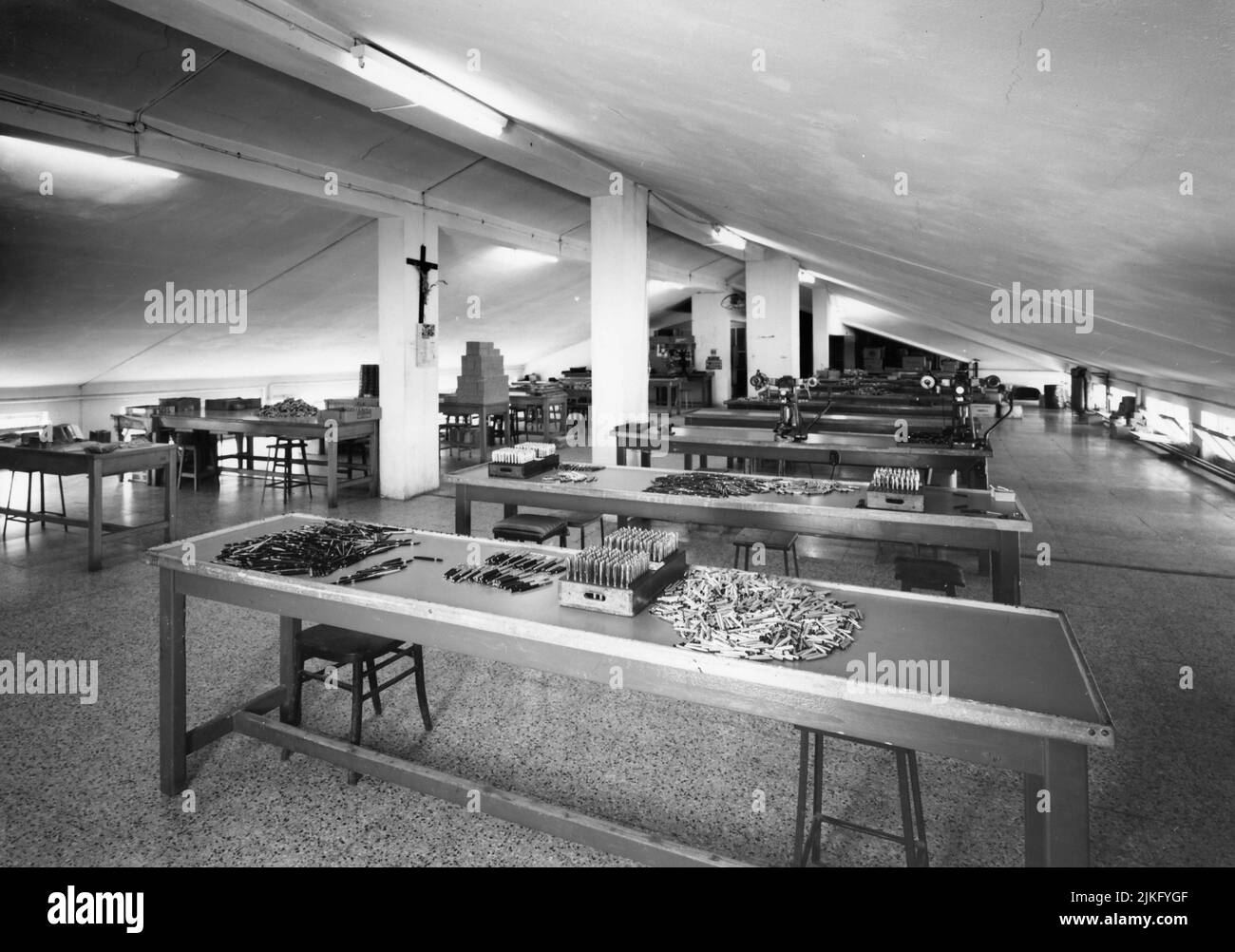 L’edificio, anticamente di proprietà delle dame inglesi di Cosway del Collegio di Lodi, fu acquisito dall’ Ordine dei Fatebenefratelli nel 1892. Dopo i lavori di adattamento della casa, inziati nell’autuno del 1893, il 19 maggio 1894 il Prefetto di Milano emanava un decreto che autorizzava i Fatebenefratelli all’apertura di un manicomio privato maschile. Il numero dei pazienti aumentava progressivamente con il passaggio degli anni, fino a un percorso il suo massimo nel 1960 con 1306 pazienti. Foto Stock