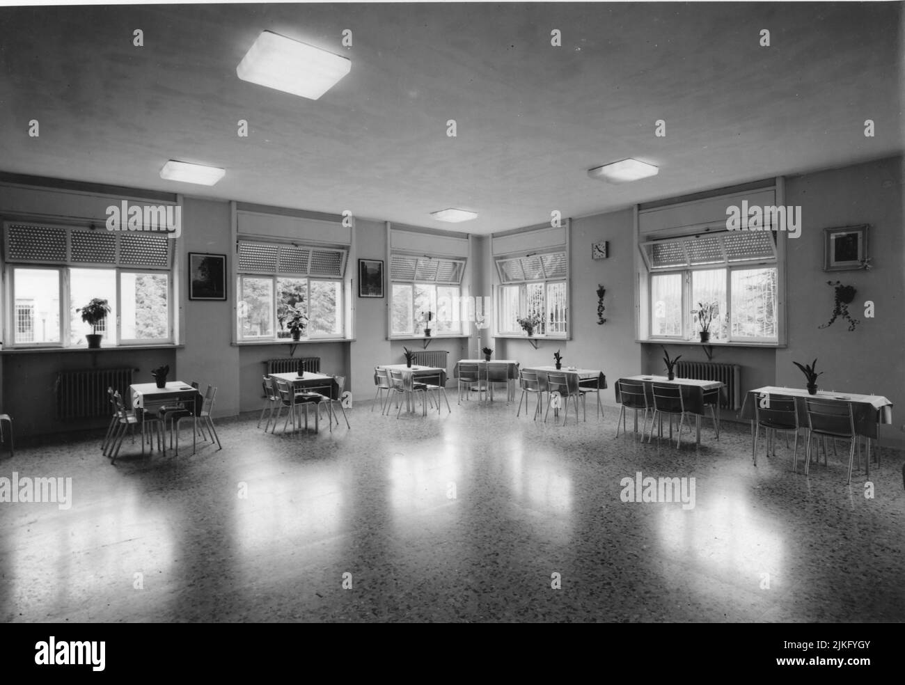 L’edificio, anticamente di proprietà delle dame inglesi di Cosway del Collegio di Lodi, fu acquisito dall’ Ordine dei Fatebenefratelli nel 1892. Dopo i lavori di adattamento della casa, inziati nell’autuno del 1893, il 19 maggio 1894 il Prefetto di Milano emanava un decreto che autorizzava i Fatebenefratelli all’apertura di un manicomio privato maschile. Il numero dei pazienti aumentava progressivamente con il passaggio degli anni, fino a un percorso il suo massimo nel 1960 con 1306 pazienti. Foto Stock
