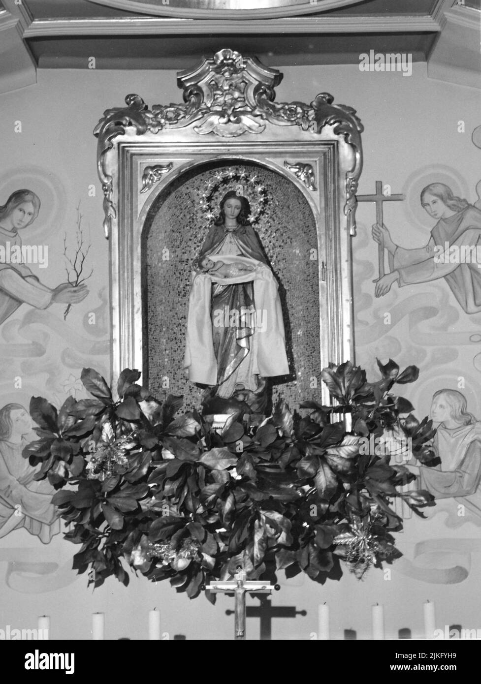 L’edificio, anticamente di proprietà delle dame inglesi di Cosway del Collegio di Lodi, fu acquisito dall’ Ordine dei Fatebenefratelli nel 1892. Dopo i lavori di adattamento della casa, inziati nell’autuno del 1893, il 19 maggio 1894 il Prefetto di Milano emanava un decreto che autorizzava i Fatebenefratelli all’apertura di un manicomio privato maschile. Il numero dei pazienti aumentava progressivamente con il passaggio degli anni, fino a un percorso il suo massimo nel 1960 con 1306 pazienti. Foto Stock